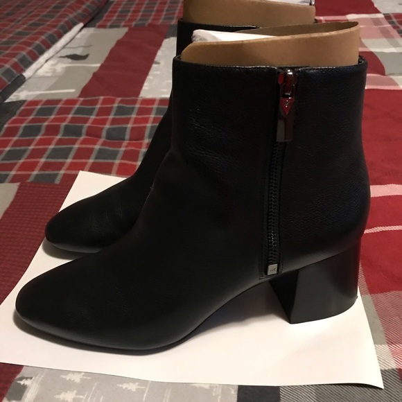 Michael Kors Alane Flex Bootie Leather. - Picture 5 of 11